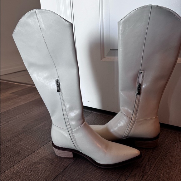Pointed toe white boots - Picture 3 of 6